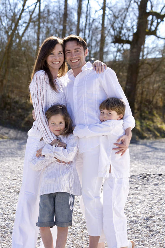 西方人,儿童,四个人,家庭,夫妻,母亲,父亲,女儿,儿子,站,抱,笑,微笑,露齿笑,竖图,室外,白天,正面,浴袍,爱情,旅游,度假,纯洁,草地,草坪,美景,植物,欧洲,欧洲人,阴影,服装,光线,影子,景观,浪漫,注视,休闲装,娱乐,草,树,树木,小孩,衣服,蓝色,绿色,蓝天,天空,阳光,自然,天,观察,看,站着,享受,休闲,温暖,温馨,父女,父子,母女,母子,一家人,休闲服,景色,恩爱,放松,父爱,可爱,母爱,童年,童趣,恋人,服饰,生长,晴朗,成长,抱着,观看,和睦,察看,搂着,关注,自然风光,童真,烂漫,无邪,万里无云,天真,男孩,男人,男性,年轻男性,年轻女性,女孩,女人,女性,白种人,孩子,年轻人,夫妇,情侣,晴空,晴空万里,怀抱,搂,搂抱,相抱,拥抱,站立,半身,彩图,汤帷子,浴衣,伴侣,融洽,男生,女生