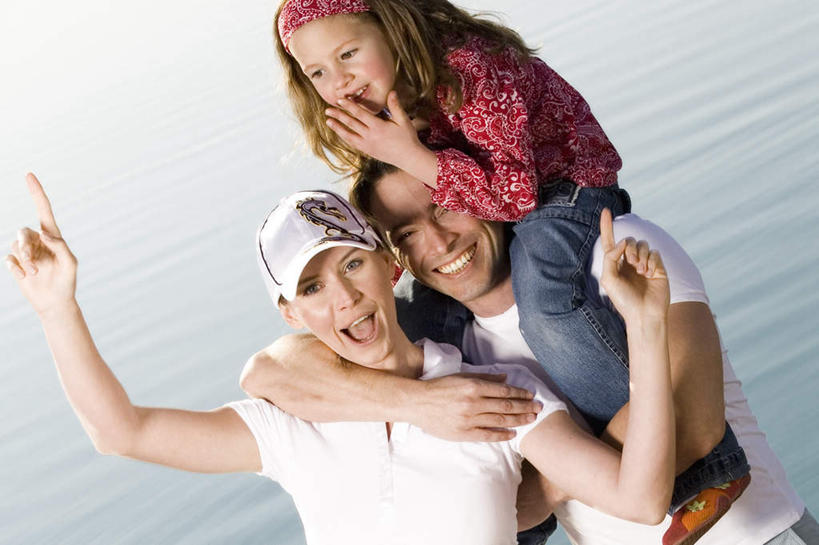 西方人,儿童,三个人,家庭,夫妻,母亲,父亲,女儿,站,举,笑,微笑,露齿笑,横图,俯视,室外,白天,爱情,旅游,度假,纯洁,河流,美景,水,帽子,欧洲,欧洲人,阴影,服装,光线,影子,河水,景观,水流,浪漫,注视,休闲装,娱乐,运动帽,小孩,骑,衣服,阳光,自然,观察,看,扛,托,站着,享受,休闲,温暖,温馨,父女,母女,三口之家,一家人,休闲服,鸭舌帽,景色,恩爱,放松,父爱,可爱,母爱,童年,童趣,恋人,服饰,观看,和睦,察看,关注,自然风光,童真,烂漫,无邪,扛在肩上,骑在肩上,天真,男人,男性,年轻男性,年轻女性,女孩,女人,女性,白种人,孩子,年轻人,夫妇,情侣,举起,举手,举着,向上举,向上伸,向上托,站立,半身,彩图,高角度拍摄,伴侣,融洽,女生