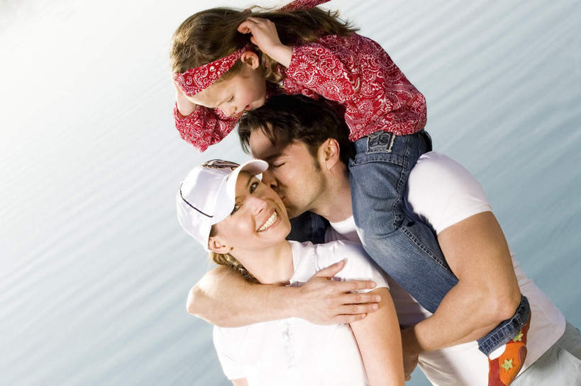 西方人,儿童,三个人,家庭,夫妻,母亲,父亲,女儿,站,笑,吻,微笑,露齿笑,横图,俯视,室外,白天,爱情,旅游,度假,纯洁,河流,美景,水,帽子,欧洲,欧洲人,阴影,服装,光线,影子,河水,景观,水流,浪漫,注视,休闲装,娱乐,运动帽,小孩,骑,衣服,阳光,自然,观察,看,扛,站着,享受,休闲,温暖,温馨,父女,母女,三口之家,一家人,休闲服,鸭舌帽,景色,恩爱,放松,父爱,可爱,母爱,童年,童趣,恋人,服饰,观看,和睦,察看,关注,自然风光,童真,烂漫,无邪,扛在肩上,骑在肩上,天真,男人,男性,年轻男性,年轻女性,女孩,女人,女性,白种人,孩子,年轻人,夫妇,情侣,亲,亲吻,站立,半身,彩图,高角度拍摄,伴侣,融洽,女生