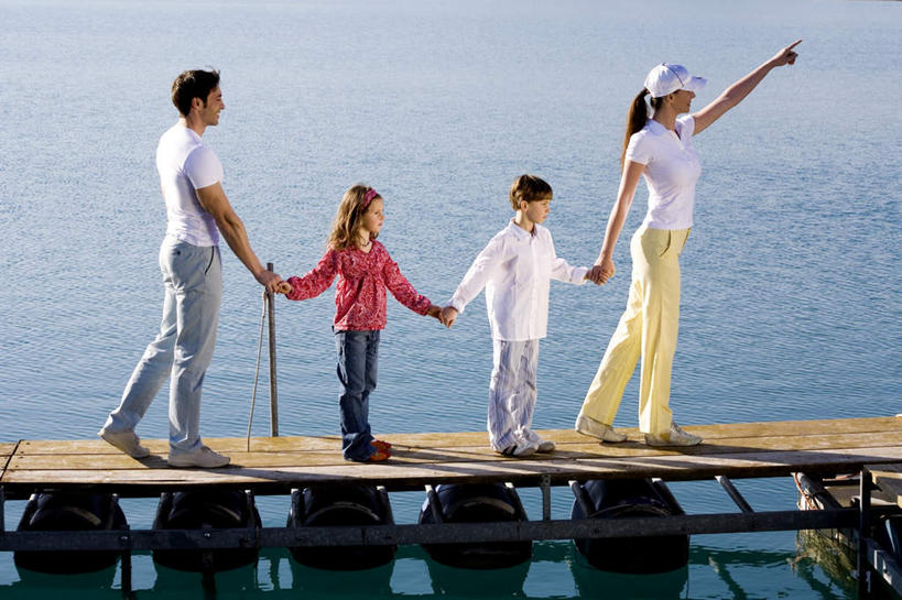 西方人,儿童,四个人,家庭,夫妻,母亲,父亲,女儿,儿子,站,举,握手,横图,室外,白天,正面,爱情,旅游,度假,纯洁,河流,美景,水,帽子,欧洲,欧洲人,指,阴影,服装,光线,木板,影子,河水,景观,水流,桥,木桥,浪漫,注视,指点,休闲装,娱乐,运动帽,栈桥,小孩,衣服,阳光,自然,观察,看,托,站着,享受,休闲,温暖,温馨,父女,父子,母女,母子,一家人,休闲服,鸭舌帽,景色,恩爱,放松,父爱,可爱,母爱,童年,童趣,恋人,服饰,观看,人行桥,木板桥,和睦,察看,指向,关注,自然风光,童真,烂漫,无邪,天真,男孩,男人,男性,年轻男性,年轻女性,女孩,女人,女性,白种人,孩子,年轻人,夫妇,情侣,搀手,举起,举手,举着,拉手,手搀手,手拉手,手牵手,手握手,向上举,向上伸,向上托,站立,彩图,全身,伴侣,融洽,男生,女生