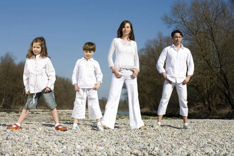 西方人,儿童,四个人,家庭,夫妻,母亲,父亲,女儿,儿子,站,横图,室外,白天,仰视,爱情,旅游,度假,纯洁,美景,植物,欧洲,欧洲人,一排,阴影,服装,整齐,光线,影子,景观,浪漫,休闲装,娱乐,树,树木,排列,小孩,衣服,蓝色,绿色,蓝天,天空,阳光,自然,天,站着,享受,休闲,温暖,温馨,父女,父子,母女,母子,一家人,休闲服,景色,恩爱,放松,父爱,可爱,母爱,童年,童趣,恋人,服饰,生长,晴朗,成长,张开双腿,和睦,队列,自然风光,童真,烂漫,无邪,万里无云,展开双腿,天真,男孩,男人,男性,年轻男性,年轻女性,女孩,女人,女性,白种人,孩子,年轻人,夫妇,情侣,晴空,晴空万里,站立,彩图,低角度拍摄,全身,伴侣,融洽,男生,女生,伸展双腿