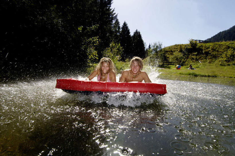 西方人,两个人,横图,室外,白天,正面,泳装,比基尼,爱情,旅游,度假,草地,草坪,河流,美景,水,植物,船,欧洲,欧洲人,阴影,波纹,飞溅,溅,光线,液体,影子,河水,景观,水滴,水流,浪漫,注视,娱乐,水珠,草,树,树木,蓝色,绿色,蓝天,水纹,天空,阳光,自然,船尾波,交通工具,波浪,天,观察,看,趴着,享受,休闲,温暖,温馨,景色,恩爱,放松,恋人,生长,晴朗,成长,观看,和睦,察看,关注,喷洒,自然风光,载具,气垫船,万里无云,男人,男性,年轻男性,年轻女性,女人,女性,白种人,情侣,晴空,晴空万里,趴,彩图,全身,三点式,泳衣,伴侣,融洽