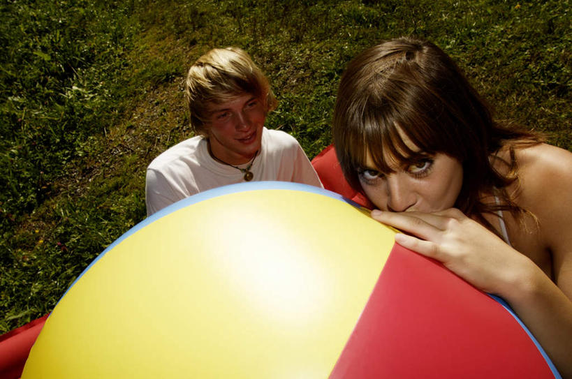 西方人,两个人,横图,室外,白天,正面,爱情,旅游,度假,游戏,美景,森林,树林,植物,玩具,欧洲,欧洲人,服装,塑料,景观,浪漫,玩,注视,休闲装,娱乐,树,树木,衣服,绿色,自然,气球,塑料制品,吹,观察,看,享受,休闲,温暖,温馨,休闲服,充气玩具,橡胶,景色,恩爱,放松,益智,恋人,服饰,生长,成长,观看,活动,和睦,察看,发泄,关注,消遣,智力,自然风光,橡胶制品,宣泄,男人,男性,年轻男性,年轻女性,女人,女性,白种人,情侣,玩耍,嬉戏,半身,彩图,伴侣,融洽