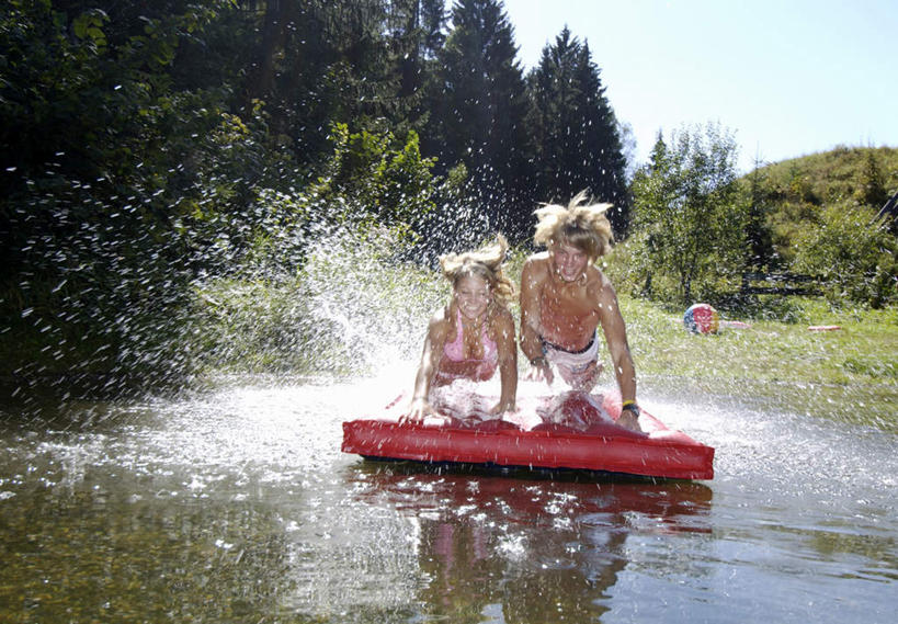 西方人,两个人,站,横图,室外,白天,正面,泳装,比基尼,爱情,旅游,度假,草地,草坪,河流,美景,水,植物,船,欧洲,欧洲人,阴影,波纹,飞溅,溅,光线,液体,影子,河水,景观,水滴,水流,浪漫,注视,娱乐,水珠,草,树,树木,蓝色,绿色,蓝天,水纹,天空,阳光,自然,船尾波,交通工具,波浪,天,观察,看,站着,享受,休闲,温暖,温馨,景色,恩爱,放松,恋人,生长,晴朗,成长,观看,和睦,察看,关注,喷洒,自然风光,载具,气垫船,万里无云,男人,男性,年轻男性,年轻女性,女人,女性,白种人,情侣,晴空,晴空万里,站立,彩图,全身,三点式,泳衣,伴侣,融洽