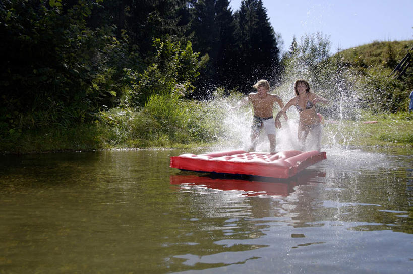 西方人,两个人,站,横图,室外,白天,正面,泳装,比基尼,爱情,旅游,度假,草地,草坪,河流,美景,水,植物,船,欧洲,欧洲人,阴影,波纹,飞溅,溅,光线,液体,影子,河水,景观,水滴,水流,浪漫,注视,娱乐,水珠,草,树,树木,蓝色,绿色,蓝天,水纹,天空,阳光,自然,船尾波,交通工具,波浪,天,观察,看,站着,享受,休闲,温暖,温馨,景色,恩爱,放松,恋人,生长,晴朗,成长,观看,和睦,察看,关注,喷洒,自然风光,载具,气垫船,万里无云,男人,男性,年轻男性,年轻女性,女人,女性,白种人,情侣,晴空,晴空万里,站立,彩图,全身,三点式,泳衣,伴侣,融洽