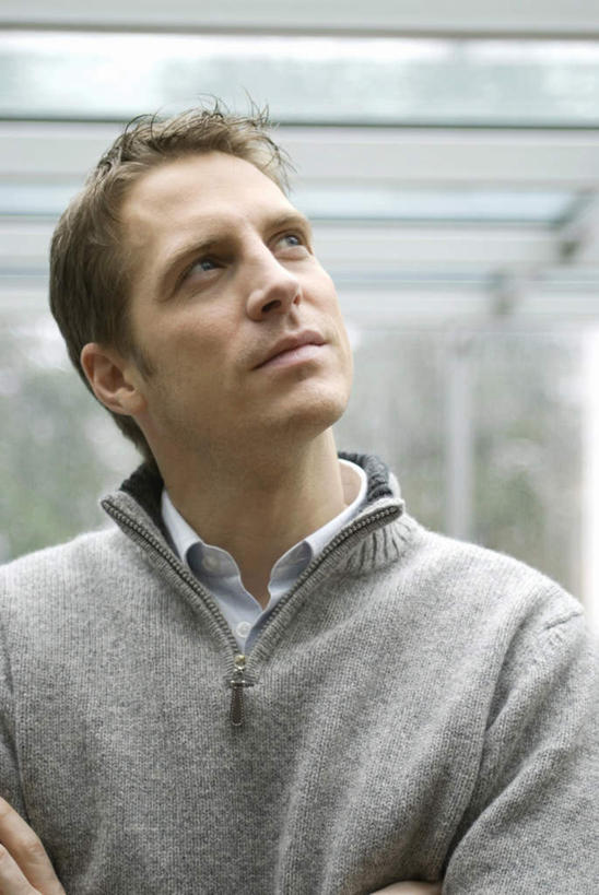 西方人,脸,头,脸颊,一个人,站,笑,微笑,竖图,室内,特写,白天,正面,欧洲,欧洲人,仅一个男性,仅一个人,仅一个中年男性,服装,屋顶,顶棚,注视,休闲装,衣服,观察,看,站着,休闲,休闲服,服饰,观看,察看,关注,男人,男性,中年男性,白种人,头部,脸部,脸蛋,面部,抬头,仰头,站立,半身,彩图