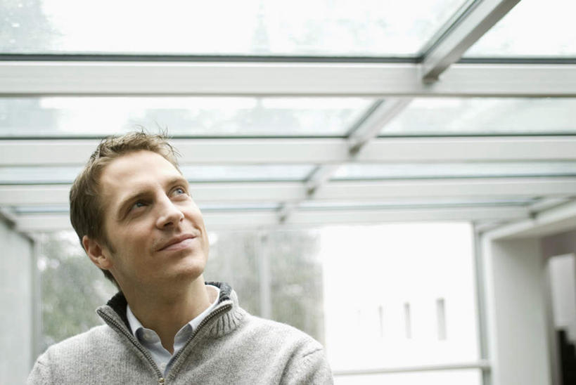 西方人,脸,头,脸颊,一个人,站,笑,微笑,横图,室内,特写,白天,正面,欧洲,欧洲人,仅一个男性,仅一个人,仅一个中年男性,服装,屋顶,顶棚,注视,休闲装,衣服,观察,看,站着,休闲,休闲服,服饰,观看,察看,关注,男人,男性,中年男性,白种人,头部,脸部,脸蛋,面部,抬头,仰头,站立,半身,彩图