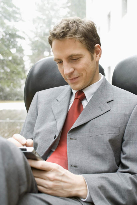 西方人,一个人,商务人士,商务男性,坐,打电话,竖图,室内,白天,正面,衬衫,电话,手机,椅子,欧洲,欧洲人,仅一个男性,仅一个人,仅一个中年男性,握,套装,领带,拿,拿着,注视,通讯设备,会议椅,观察,看,握着,观看,办公椅,察看,象征,庄重,关注,商务装,身份,工薪阶层,正式,地位,商务椅,培训椅,交流,男人,男性,中年男性,白种人,白领,上班族,沟通,通话,坐着,半身,彩图,衬衣