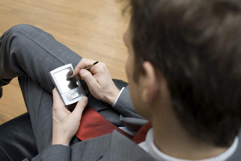 西方人,一个人,商务人士,商务男性,坐,打电话,横图,俯视,室内,白天,衬衫,电话,手机,欧洲,欧洲人,仅一个男性,仅一个人,仅一个中年男性,握,套装,领带,拿,拿着,注视,通讯设备,观察,看,握着,观看,察看,象征,庄重,关注,商务装,身份,工薪阶层,正式,地位,交流,男人,男性,中年男性,白种人,白领,上班族,沟通,通话,坐着,半身,彩图,高角度拍摄,衬衣