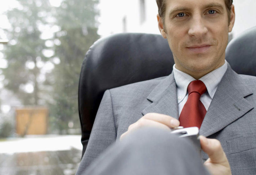 西方人,一个人,商务人士,商务男性,坐,笑,打电话,微笑,横图,室内,白天,正面,衬衫,植物,窗户,电话,手机,椅子,欧洲,欧洲人,仅一个男性,仅一个人,仅一个中年男性,握,套装,盆栽,领带,盆景,拿,拿着,注视,通讯设备,玻璃窗,绿色,自然,会议椅,观察,看,握着,生长,成长,观看,办公椅,察看,象征,庄重,关注,商务装,身份,工薪阶层,正式,地位,商务椅,培训椅,交流,男人,男性,中年男性,白种人,白领,上班族,沟通,通话,坐着,半身,彩图,衬衣