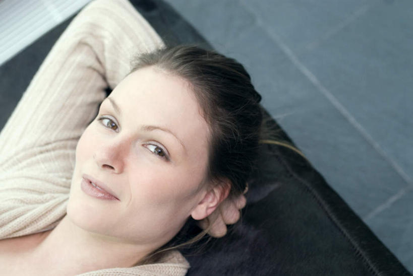 西方人,脸,头,脸颊,一个人,躺,笑,微笑,横图,俯视,室内,特写,白天,欧洲,欧洲人,仅一个年轻女性,仅一个女性,仅一个人,服装,注视,休闲装,衣服,观察,看,休闲,休闲服,服饰,观看,察看,关注,卧着,年轻女性,女人,女性,白种人,头部,脸部,脸蛋,面部,躺着,卧,半身,彩图,高角度拍摄