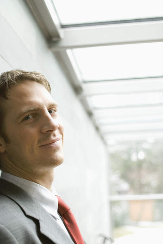 西方人,脸,头,脸颊,一个人,商务人士,商务男性,站,笑,微笑,竖图,室内,特写,白天,侧面,衬衫,欧洲,欧洲人,仅一个男性,仅一个人,仅一个中年男性,套装,墙,领带,扭头,墙壁,墙面,靠,靠着,倚靠,站着,转头,倚着,象征,庄重,商务装,身份,工薪阶层,正式,地位,男人,男性,中年男性,白种人,头部,脸部,脸蛋,面部,白领,上班族,站立,半身,彩图,衬衣