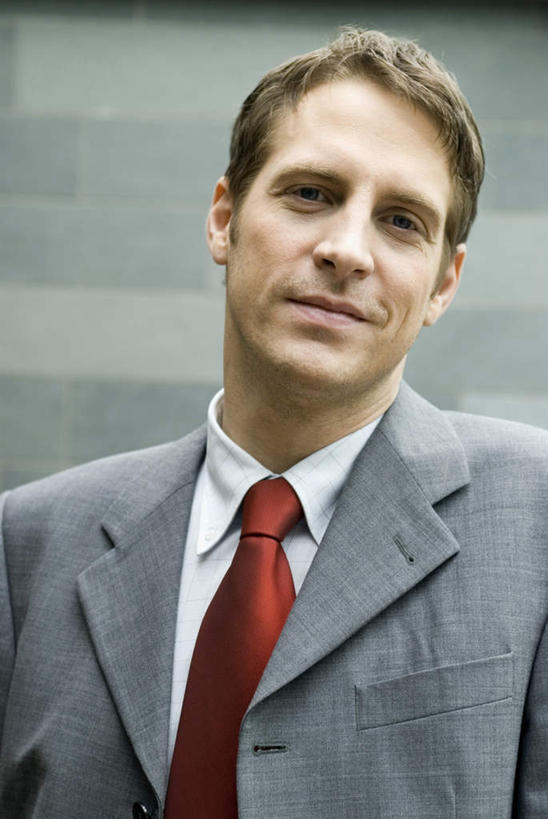 西方人,脸,头,脸颊,一个人,商务人士,商务男性,站,笑,微笑,竖图,室内,特写,白天,正面,衬衫,欧洲,欧洲人,仅一个男性,仅一个人,仅一个中年男性,套装,墙,领带,注视,墙壁,墙面,观察,看,站着,观看,察看,象征,庄重,关注,商务装,身份,工薪阶层,正式,地位,男人,男性,中年男性,白种人,头部,脸部,脸蛋,面部,白领,上班族,站立,半身,彩图,衬衣