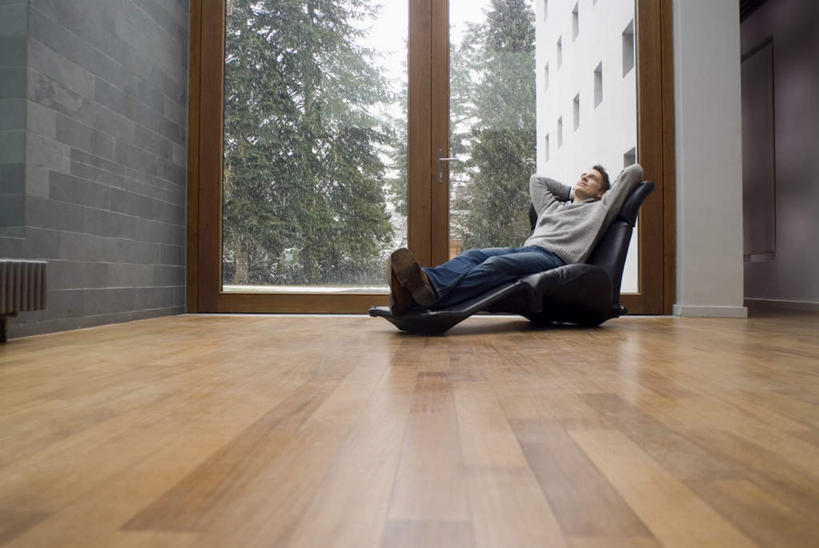 西方人,一个人,坐,横图,室内,白天,侧面,植物,窗户,地板,落地窗,沙发,欧洲,欧洲人,仅一个男性,仅一个人,仅一个中年男性,抱头,服装,地面,注视,休闲装,木地板,玻璃窗,树,树木,衣服,绿色,自然,观察,看,休闲,休闲服,服饰,生长,成长,观看,察看,关注,捧首,捧头,男人,男性,中年男性,白种人,坐着,彩图,全身,皮沙发