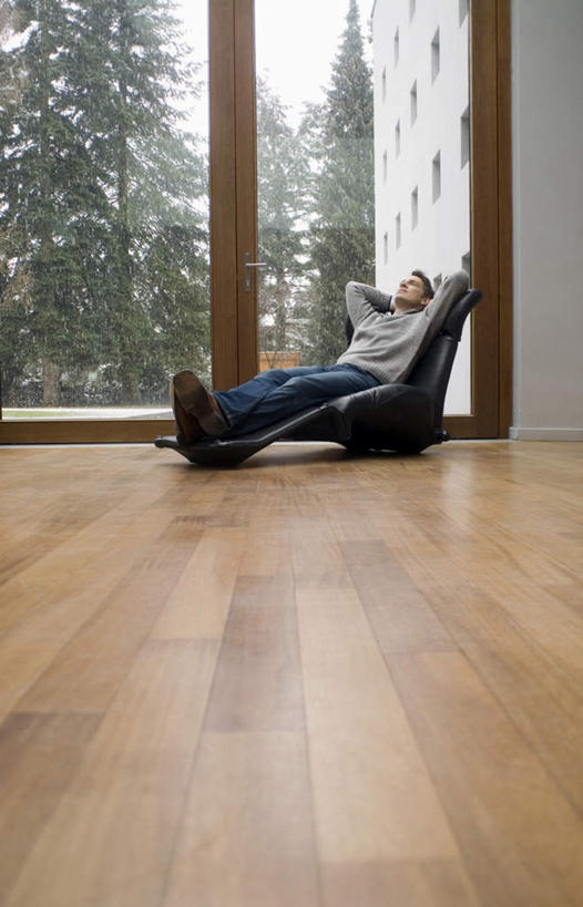 西方人,一个人,坐,竖图,室内,白天,侧面,植物,窗户,地板,落地窗,沙发,欧洲,欧洲人,仅一个男性,仅一个人,仅一个中年男性,抱头,服装,地面,注视,休闲装,木地板,玻璃窗,树,树木,衣服,绿色,自然,观察,看,休闲,休闲服,服饰,生长,成长,观看,察看,关注,捧首,捧头,男人,男性,中年男性,白种人,坐着,彩图,全身,皮沙发