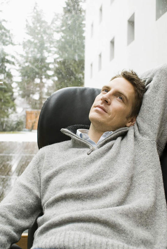 西方人,一个人,坐,竖图,室内,白天,正面,植物,窗户,沙发,欧洲,欧洲人,仅一个男性,仅一个人,仅一个中年男性,服装,注视,休闲装,玻璃窗,树,树木,衣服,绿色,自然,观察,看,休闲,休闲服,服饰,生长,成长,观看,察看,关注,男人,男性,中年男性,白种人,坐着,半身,彩图,皮沙发