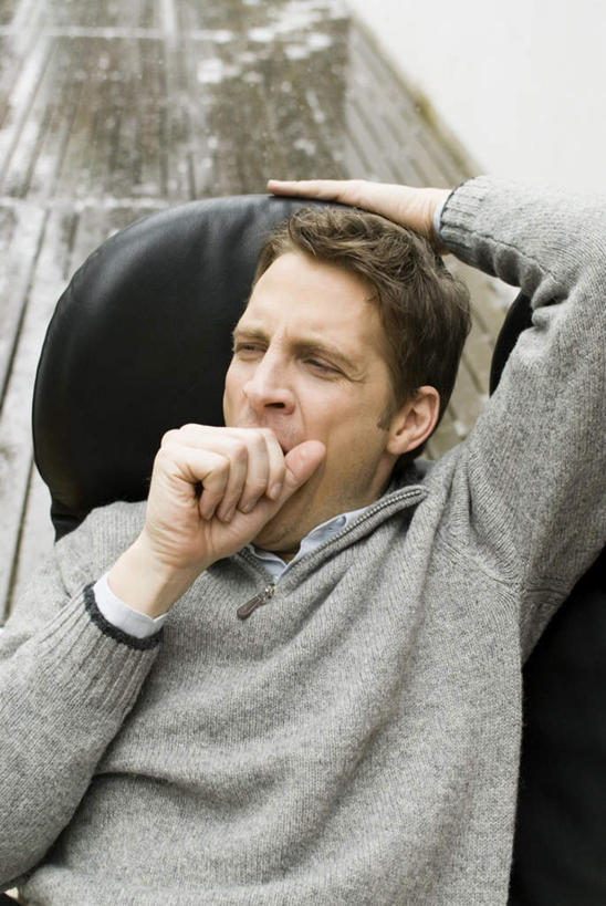 西方人,一个人,坐,竖图,室内,白天,正面,植物,窗户,沙发,欧洲,欧洲人,仅一个男性,仅一个人,仅一个中年男性,服装,注视,休闲装,玻璃窗,树,树木,衣服,绿色,自然,打哈欠,观察,看,休闲,休闲服,遮,遮掩,服饰,生长,成长,观看,察看,掩盖,遮挡,关注,遮盖,掩饰,男人,男性,中年男性,白种人,坐着,半身,彩图,皮沙发