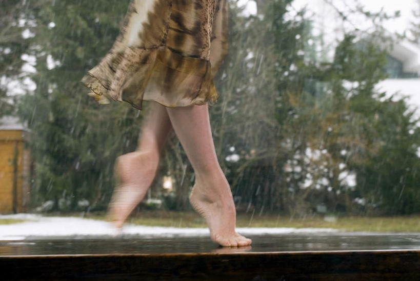 西方人,腿部,脚,脚趾,脚趾甲,腿,一个人,跳舞者,横图,室外,白天,侧面,裙子,跳舞,芭蕾,雨,植物,暴雨,大雨,窗户,欧洲,欧洲人,仅一个年轻女性,仅一个女性,仅一个人,连衣裙,服装,朦胧,模糊,玻璃窗,树,树木,衣服,绿色,自然,服饰,生长,成长,细雨,衣着,穿着,舞姿,衣饰,芭蕾舞,年轻女性,女人,女性,白种人,脚指甲,小雨,舞蹈家,舞蹈演员,舞者,半身,彩图,舞蹈