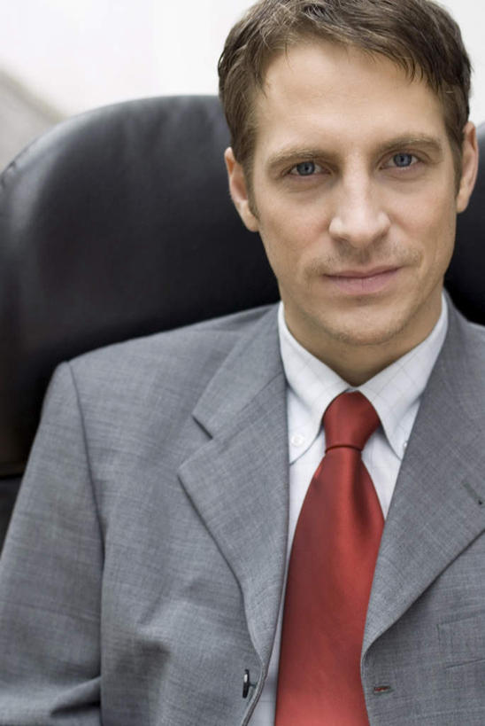 西方人,脸,头,脸颊,一个人,商务人士,商务男性,坐,竖图,室内,特写,白天,正面,衬衫,椅子,欧洲,欧洲人,仅一个男性,仅一个人,仅一个中年男性,套装,领带,注视,会议椅,观察,看,观看,办公椅,察看,象征,庄重,关注,商务装,身份,工薪阶层,正式,地位,商务椅,培训椅,男人,男性,中年男性,白种人,头部,脸部,脸蛋,面部,白领,上班族,坐着,半身,彩图,衬衣