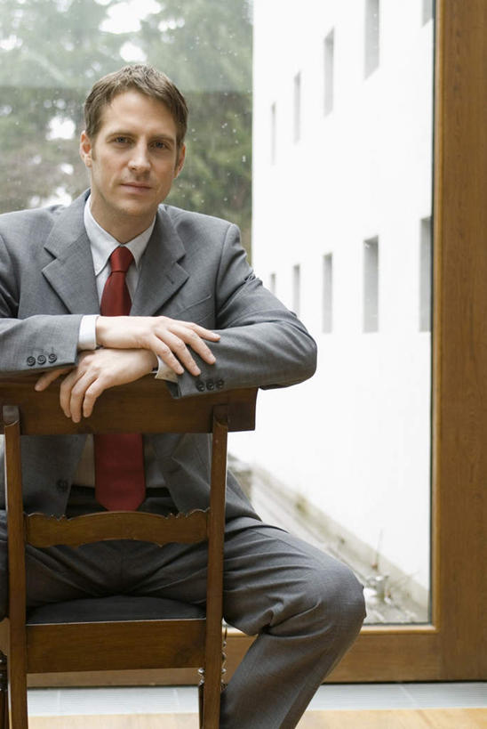 西方人,一个人,商务人士,商务男性,坐,竖图,室内,白天,正面,衬衫,窗户,落地窗,椅子,欧洲,欧洲人,仅一个男性,仅一个人,仅一个中年男性,套装,木椅,领带,注视,玻璃窗,观察,看,观看,察看,象征,庄重,关注,商务装,身份,工薪阶层,正式,地位,男人,男性,中年男性,白种人,白领,上班族,坐着,半身,彩图,衬衣