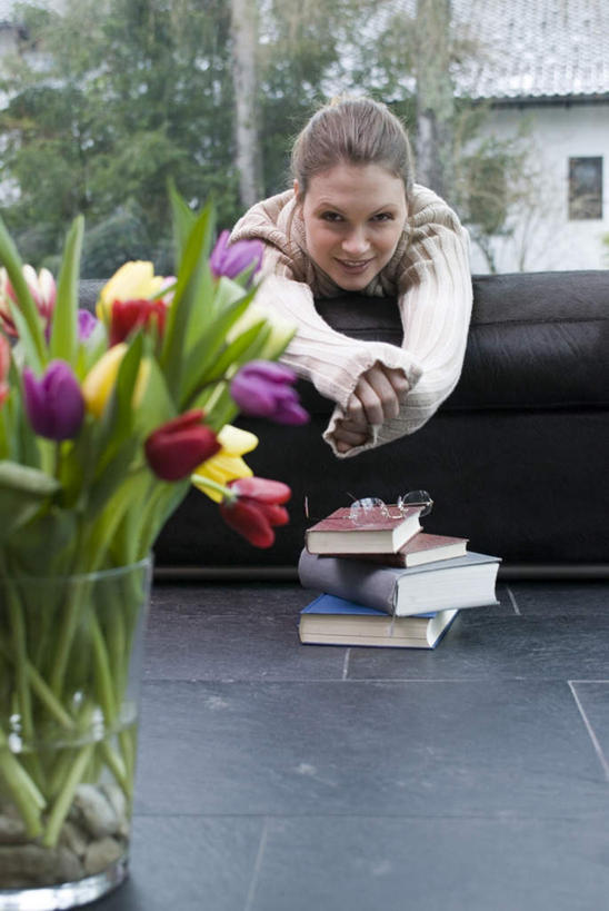 西方人,一个人,客厅,竖图,室内,白天,正面,爱情,智慧,草地,草坪,植物,窗户,落地窗,沙发,郁金香,欧洲,欧洲人,仅一个年轻女性,仅一个女性,仅一个人,服装,艺术,装饰,盛开,祝福,花蕾,注视,休闲装,文化,玻璃窗,草,花,花瓣,花朵,鲜花,树,树木,衣服,绿色,自然,插花,花苞,花蕊,观察,看,趴着,休闲,休闲服,服饰,生长,成长,观看,华丽,修饰,插花艺术,点缀,察看,创造,起居室,表白,关注,创作,荣誉,想象,布艺沙发,永恒,衬托,美观,雅致,雅观,客堂,年轻女性,女人,女性,白种人,郁香,洋荷花,草麝香,趴,半身,彩图