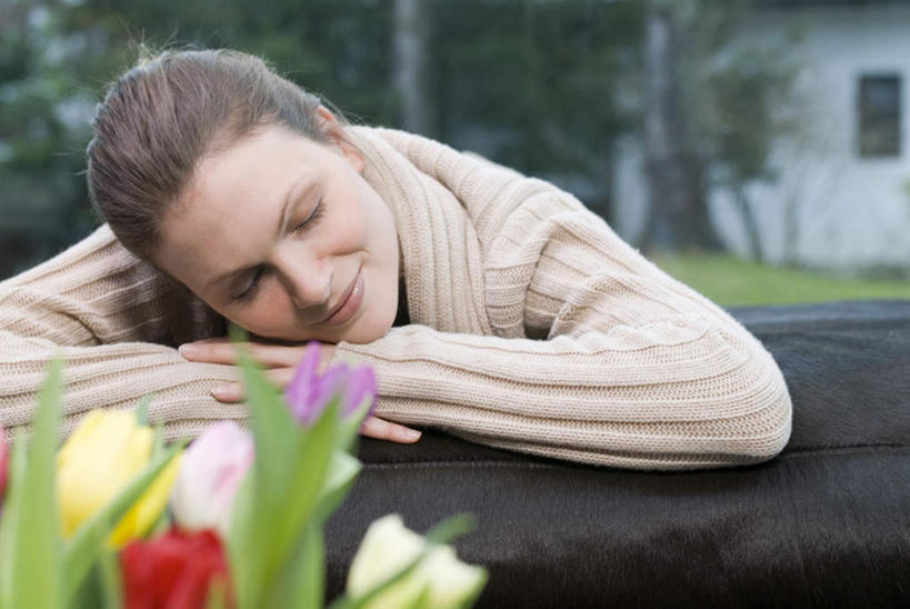 西方人,一个人,客厅,闭眼,睡,横图,室内,白天,正面,爱情,智慧,草地,草坪,植物,窗户,落地窗,沙发,郁金香,欧洲,欧洲人,仅一个年轻女性,仅一个女性,仅一个人,服装,艺术,装饰,盛开,祝福,花蕾,休闲装,文化,玻璃窗,草,花,花瓣,花朵,鲜花,树,树木,衣服,绿色,自然,插花,花苞,花蕊,趴着,休闲,休闲服,服饰,生长,成长,华丽,修饰,插花艺术,点缀,创造,起居室,表白,创作,荣誉,想象,布艺沙发,永恒,衬托,美观,雅致,雅观,客堂,年轻女性,女人,女性,白种人,郁香,洋荷花,草麝香,闭眼睛,闭着眼,闭着眼睛,困,困觉,趴,寝息,睡觉,半身,彩图