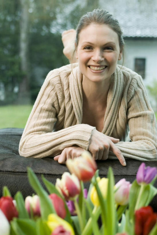 西方人,一个人,客厅,笑,微笑,露齿笑,竖图,室内,白天,正面,爱情,智慧,草地,草坪,植物,窗户,落地窗,沙发,郁金香,欧洲,欧洲人,仅一个年轻女性,仅一个女性,仅一个人,服装,艺术,装饰,盛开,祝福,花蕾,注视,休闲装,文化,玻璃窗,草,花,花瓣,花朵,鲜花,树,树木,衣服,绿色,自然,插花,花苞,花蕊,观察,看,趴着,休闲,休闲服,服饰,生长,成长,观看,华丽,修饰,插花艺术,点缀,察看,创造,起居室,表白,关注,创作,荣誉,想象,布艺沙发,永恒,衬托,美观,雅致,雅观,客堂,年轻女性,女人,女性,白种人,郁香,洋荷花,草麝香,趴,彩图,全身