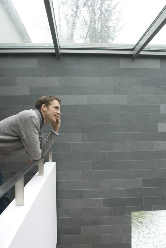 西方人,一个人,家,栏杆,露台,站,竖图,室内,白天,侧面,别墅,阳台,欧洲,欧洲人,仅一个男性,仅一个人,仅一个中年男性,服装,房屋,屋子,公寓,围栏,注视,休闲装,洋房,护栏,楼房,住宅,衣服,观察,看,靠,靠着,倚靠,站着,休闲,休闲服,服饰,观看,察看,倚着,关注,男人,男性,中年男性,白种人,站立,半身,彩图,房子,露天阳台