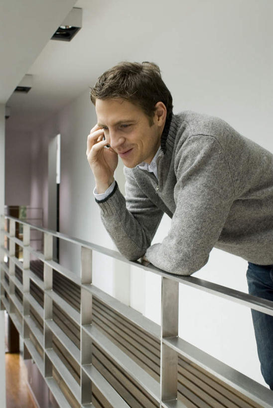 西方人,一个人,家,栏杆,露台,站,打电话,竖图,室内,白天,正面,别墅,阳台,电话,手机,欧洲,欧洲人,仅一个男性,仅一个人,仅一个中年男性,握,服装,房屋,屋子,公寓,围栏,拿,拿着,注视,休闲装,通讯设备,洋房,护栏,楼房,住宅,衣服,观察,看,靠,靠着,倚靠,站着,休闲,休闲服,握着,服饰,观看,察看,倚着,关注,交流,男人,男性,中年男性,白种人,沟通,通话,站立,半身,彩图,房子,露天阳台