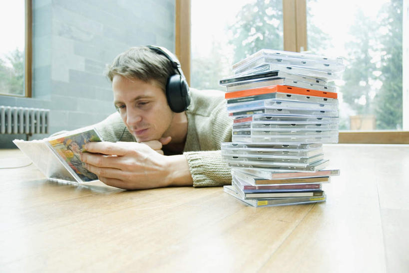 西方人,一个人,横图,室内,白天,正面,快乐,满意,幸福,数据,植物,窗户,地板,落地窗,欧洲,欧洲人,仅一个男性,仅一个人,仅一个中年男性,一排,握,服装,整齐,信息,光盘,光碟,音响,地面,音乐,拿,拿着,注视,休闲装,娱乐,存储介质,木地板,玻璃窗,树,树木,排列,衣服,绿色,自然,耳机,观察,看,趴着,享受,休闲,休闲服,放松,握着,服饰,生长,成长,观看,堆,碟片,存储,察看,舒适,享乐,队列,关注,男人,男性,中年男性,白种人,趴,半身,彩图