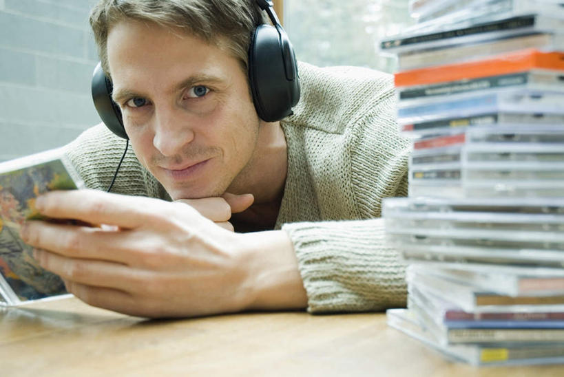 西方人,脸,头,脸颊,一个人,横图,室内,特写,白天,正面,快乐,满意,幸福,数据,植物,窗户,地板,落地窗,欧洲,欧洲人,仅一个男性,仅一个人,仅一个中年男性,一排,握,服装,整齐,信息,光盘,光碟,音响,地面,音乐,拿,拿着,注视,休闲装,娱乐,存储介质,木地板,玻璃窗,树,树木,排列,衣服,绿色,自然,耳机,观察,看,趴着,享受,休闲,休闲服,放松,握着,服饰,生长,成长,观看,堆,碟片,存储,察看,舒适,享乐,队列,关注,男人,男性,中年男性,白种人,头部,脸部,脸蛋,面部,趴,半身,彩图