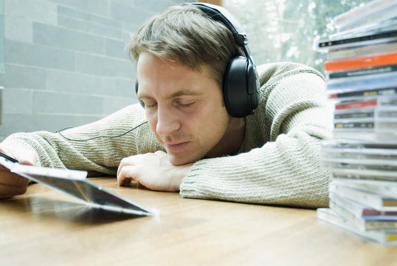 西方人,一个人,闭眼,横图,室内,白天,正面,快乐,满意,幸福,数据,植物,窗户,地板,落地窗,欧洲,欧洲人,仅一个男性,仅一个人,仅一个中年男性,一排,握,服装,整齐,信息,光盘,光碟,音响,地面,音乐,拿,拿着,休闲装,娱乐,存储介质,木地板,玻璃窗,树,树木,排列,衣服,绿色,自然,耳机,趴着,享受,休闲,休闲服,放松,握着,服饰,生长,成长,堆,碟片,存储,舒适,享乐,队列,男人,男性,中年男性,白种人,闭眼睛,闭着眼,闭着眼睛,趴,半身,彩图