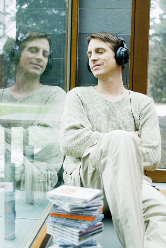 西方人,一个人,坐,闭眼,竖图,室内,白天,正面,快乐,满意,幸福,数据,植物,窗户,欧洲,欧洲人,仅一个男性,仅一个人,仅一个中年男性,一排,整齐,信息,光盘,墙,光碟,音响,音乐,娱乐,存储介质,玻璃窗,墙壁,墙面,树,树木,排列,绿色,自然,耳机,靠,靠着,倚靠,享受,休闲,放松,生长,成长,堆,碟片,存储,舒适,享乐,倚着,队列,男人,男性,中年男性,白种人,闭眼睛,闭着眼,闭着眼睛,坐着,半身,彩图