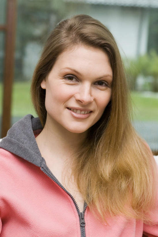 西方人,脸,头,脸颊,脖子,一个人,坐,笑,微笑,露齿笑,竖图,室内,特写,白天,正面,草地,草坪,植物,窗户,欧洲,欧洲人,仅一个年轻女性,仅一个女性,仅一个人,服装,朦胧,模糊,注视,休闲装,肩膀,玻璃窗,草,衣服,绿色,观察,看,休闲,休闲服,服饰,观看,察看,关注,年轻女性,女人,女性,白种人,头部,脖,颈,颈部,脸部,脸蛋,面部,坐着,半身,彩图