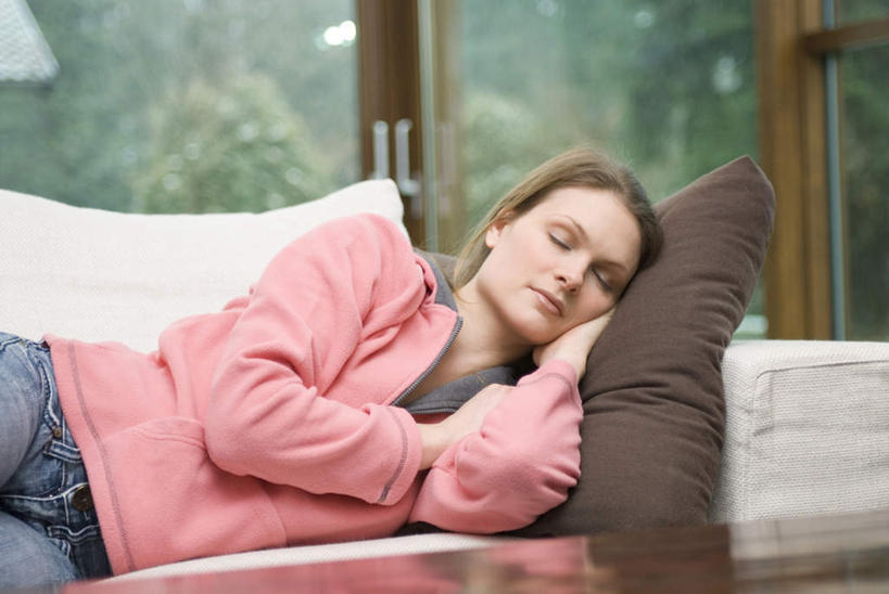 西方人,一个人,客厅,躺,闭眼,睡,横图,室内,白天,正面,窗户,靠垫,沙发,欧洲,欧洲人,仅一个年轻女性,仅一个女性,仅一个人,服装,靠枕,休闲装,玻璃窗,衣服,抱枕,枕头,休闲,休闲服,服饰,起居室,布艺沙发,客堂,卧着,年轻女性,女人,女性,白种人,闭眼睛,闭着眼,闭着眼睛,困,困觉,寝息,睡觉,躺着,卧,半身,彩图