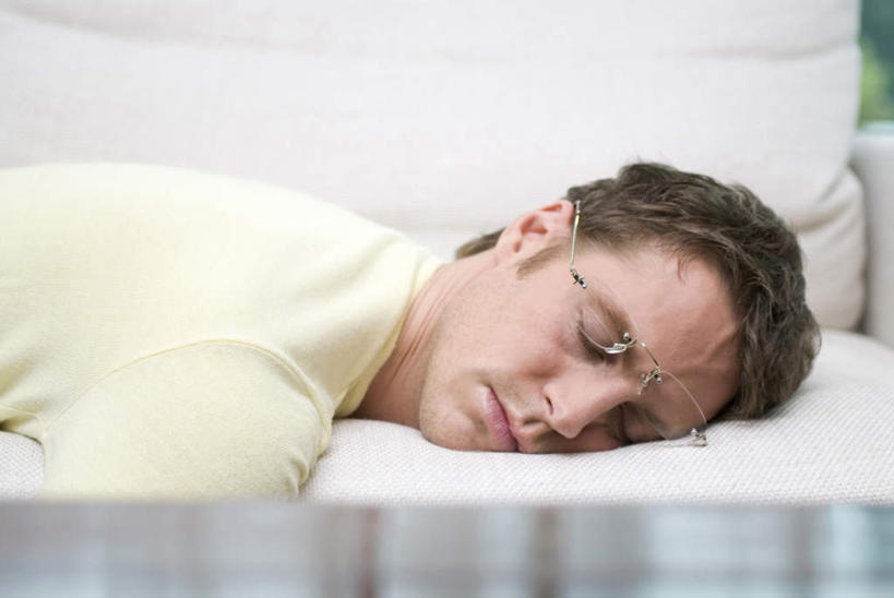 西方人,一个人,客厅,闭眼,睡,横图,室内,白天,正面,窗户,靠垫,沙发,欧洲,欧洲人,仅一个男性,仅一个人,服装,眼镜,靠枕,休闲装,玻璃窗,仅一个年轻男性,衣服,抱枕,枕头,趴着,休闲,休闲服,服饰,起居室,近视眼镜,布艺沙发,客堂,男人,男性,年轻男性,白种人,闭眼睛,闭着眼,闭着眼睛,困,困觉,趴,寝息,睡觉,半身,彩图