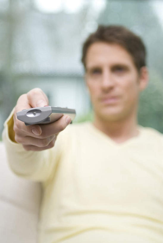 西方人,一个人,客厅,坐,竖图,室内,白天,正面,沙发,欧洲,欧洲人,仅一个男性,仅一个人,仅一个中年男性,握,服装,拿,拿着,注视,休闲装,衣服,遥控器,观察,看,休闲,休闲服,握着,服饰,观看,察看,起居室,关注,布艺沙发,客堂,男人,男性,中年男性,白种人,坐着,半身,彩图