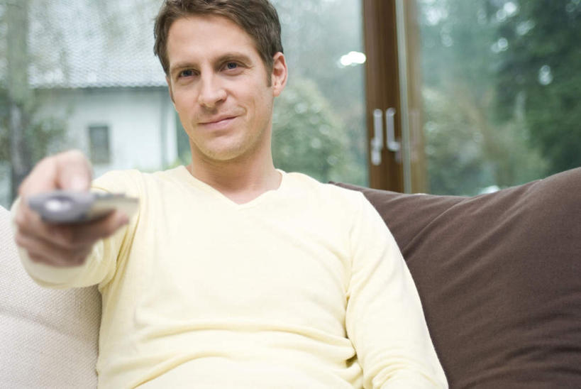 西方人,一个人,客厅,坐,横图,室内,白天,正面,靠垫,沙发,欧洲,欧洲人,仅一个男性,仅一个人,仅一个中年男性,握,服装,靠枕,拿,拿着,注视,休闲装,衣服,抱枕,遥控器,枕头,观察,看,休闲,休闲服,握着,服饰,观看,察看,起居室,关注,布艺沙发,客堂,男人,男性,中年男性,白种人,坐着,半身,彩图