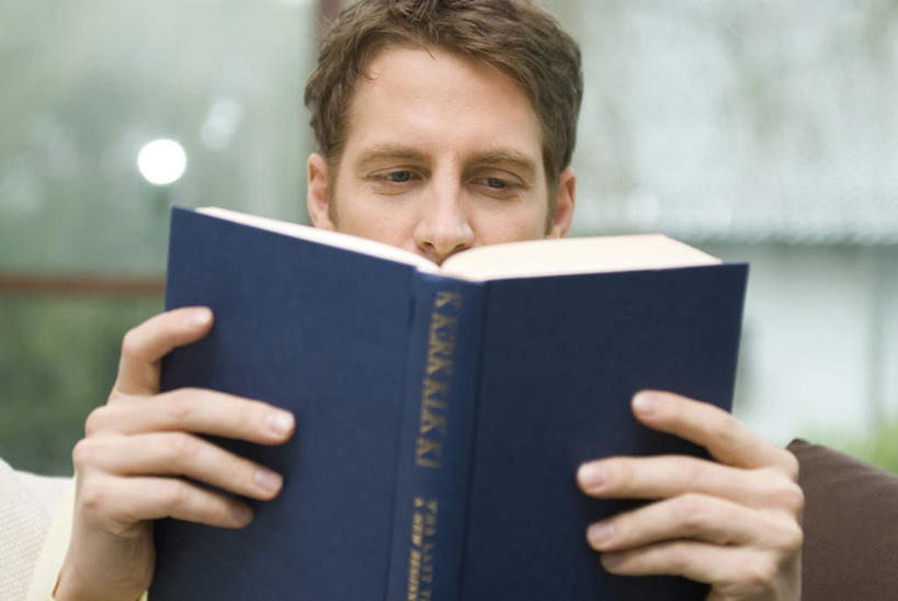 西方人,脸,头,脸颊,一个人,客厅,坐,横图,室内,特写,白天,正面,看书,阅读,沙发,书籍,欧洲,欧洲人,仅一个男性,仅一个人,仅一个中年男性,握,学习,服装,拿,拿着,注视,休闲装,衣服,书本,观察,看,休闲,休闲服,读书,浏览,握着,服饰,观看,察看,起居室,关注,布艺沙发,客堂,男人,男性,中年男性,白种人,头部,脸部,脸蛋,面部,书,图书,坐着,半身,彩图