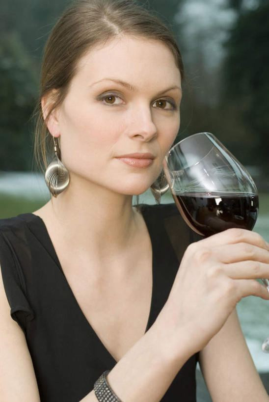红酒,葡萄酒,西方人,脸,头,脸颊,手,一个人,坐,笑,微笑,竖图,室内,特写,白天,正面,晚礼服,草地,草坪,植物,窗户,杯子,欧洲,欧洲人,仅一个年轻女性,仅一个女性,仅一个人,握,高脚杯,红酒杯,酒类,拿,拿着,注视,玻璃窗,玻璃制品,酒,装饰品,草,树,树木,饮料,一个,绿色,黑色,自然,耳环,酒杯,饰品,首饰,观察,看,手部,红葡萄酒,握着,生长,单个,成长,观看,单手,察看,葡萄酒杯,关注,燕尾服,耳饰,年轻女性,女人,女性,白种人,头部,脸部,脸蛋,面部,玻璃杯,坐着,半身,彩图,晚宴服,舞会服,洋服,洋装,夜礼服