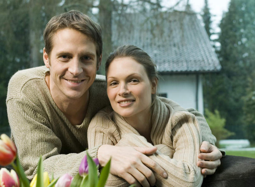 西方人,中年人,两个人,家庭,夫妻,家,客厅,木屋,坐,抱,笑,微笑,露齿笑,横图,室内,白天,正面,爱情,智慧,草地,草坪,植物,窗户,沙发,郁金香,欧洲,欧洲人,服装,艺术,盛开,浪漫,祝福,花蕾,注视,休闲装,文化,玻璃窗,住宅,草,花,花瓣,花朵,鲜花,树,树木,衣服,绿色,自然,插花,花苞,花蕊,观察,看,休闲,温暖,温馨,一家人,休闲服,恩爱,恋人,服饰,生长,成长,抱着,观看,插花艺术,和睦,察看,创造,起居室,表白,搂着,关注,创作,荣誉,想象,布艺沙发,永恒,客堂,男人,男性,女人,女性,中年男性,中年女性,白种人,夫妇,情侣,郁香,洋荷花,草麝香,怀抱,搂,搂抱,相抱,拥抱,坐着,半身,彩图,茅舍,茅屋,棚屋,小木屋,小屋,伴侣,融洽