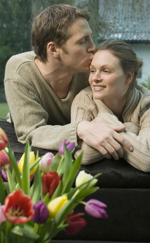 西方人,中年人,两个人,家庭,夫妻,家,客厅,木屋,坐,抱,笑,吻,微笑,露齿笑,竖图,室内,白天,正面,爱情,智慧,草地,草坪,植物,窗户,沙发,郁金香,欧洲,欧洲人,服装,艺术,盛开,浪漫,祝福,花蕾,注视,休闲装,文化,玻璃窗,住宅,草,花,花瓣,花朵,鲜花,树,树木,衣服,绿色,自然,插花,花苞,花蕊,观察,看,休闲,温暖,温馨,一家人,休闲服,恩爱,恋人,服饰,生长,成长,抱着,观看,插花艺术,和睦,察看,创造,起居室,表白,搂着,关注,创作,荣誉,想象,布艺沙发,永恒,客堂,男人,男性,女人,女性,中年男性,中年女性,白种人,夫妇,情侣,郁香,洋荷花,草麝香,怀抱,搂,搂抱,亲,亲吻,相抱,拥抱,坐着,半身,彩图,茅舍,茅屋,棚屋,小木屋,小屋,伴侣,融洽