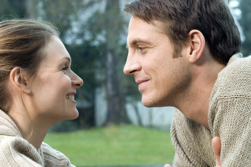 西方人,中年人,脸,头,脸颊,两个人,家庭,夫妻,笑,微笑,露齿笑,横图,室内,特写,白天,侧面,爱情,草地,草坪,植物,窗户,欧洲,欧洲人,服装,浪漫,注视,休闲装,玻璃窗,相视,草,树,树木,衣服,绿色,自然,观察,看,休闲,温暖,温馨,一家人,面对面,休闲服,恩爱,恋人,服饰,生长,成长,观看,对视,和睦,察看,互视,关注,相对,相看,男人,男性,女人,女性,中年男性,中年女性,白种人,头部,脸部,脸蛋,面部,夫妇,情侣,半身,彩图,伴侣,融洽