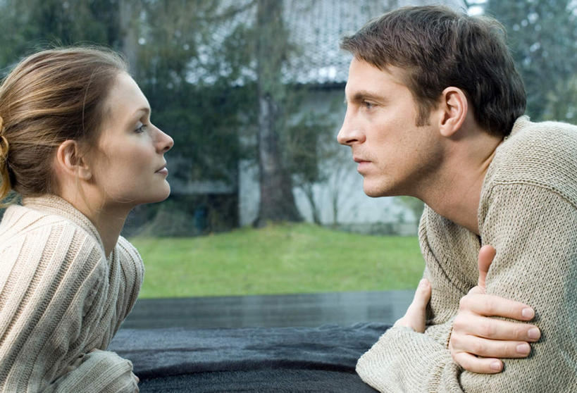 西方人,中年人,脸,头,脸颊,两个人,家庭,夫妻,笑,微笑,露齿笑,横图,室内,特写,白天,侧面,爱情,草地,草坪,植物,窗户,欧洲,欧洲人,服装,浪漫,注视,休闲装,玻璃窗,相视,草,树,树木,衣服,绿色,自然,观察,看,休闲,温暖,温馨,一家人,面对面,休闲服,恩爱,恋人,服饰,生长,成长,观看,对视,和睦,察看,互视,关注,相对,相看,男人,男性,女人,女性,中年男性,中年女性,白种人,头部,脸部,脸蛋,面部,夫妇,情侣,半身,彩图,伴侣,融洽