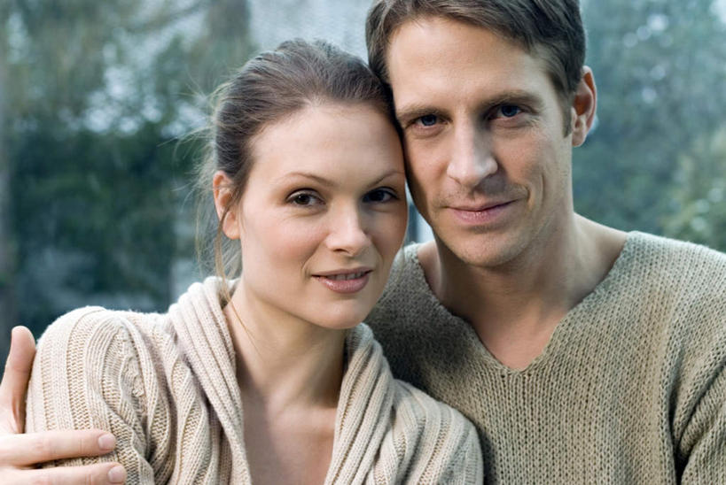 西方人,中年人,脸,头,脸颊,两个人,家庭,夫妻,抱,笑,微笑,露齿笑,横图,室内,特写,白天,正面,爱情,草地,草坪,植物,窗户,欧洲,欧洲人,服装,浪漫,依偎,注视,休闲装,玻璃窗,草,树,树木,衣服,绿色,自然,观察,看,靠,靠着,倚靠,休闲,温暖,温馨,一家人,休闲服,恩爱,恋人,服饰,生长,成长,抱着,观看,和睦,察看,搂着,倚着,关注,依附,依赖,投靠,男人,男性,女人,女性,中年男性,中年女性,白种人,头部,脸部,脸蛋,面部,夫妇,情侣,怀抱,搂,搂抱,相抱,拥抱,半身,彩图,伴侣,融洽