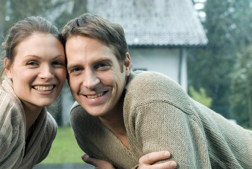 西方人,中年人,脸,头,脸颊,两个人,家庭,夫妻,笑,微笑,露齿笑,横图,室内,特写,白天,侧面,爱情,草地,草坪,植物,窗户,欧洲,欧洲人,服装,浪漫,注视,休闲装,玻璃窗,相视,草,树,树木,衣服,绿色,自然,观察,看,休闲,温暖,温馨,一家人,面对面,休闲服,恩爱,恋人,服饰,生长,成长,观看,对视,和睦,察看,互视,关注,相对,相看,男人,男性,女人,女性,中年男性,中年女性,白种人,头部,脸部,脸蛋,面部,夫妇,情侣,半身,彩图,伴侣,融洽