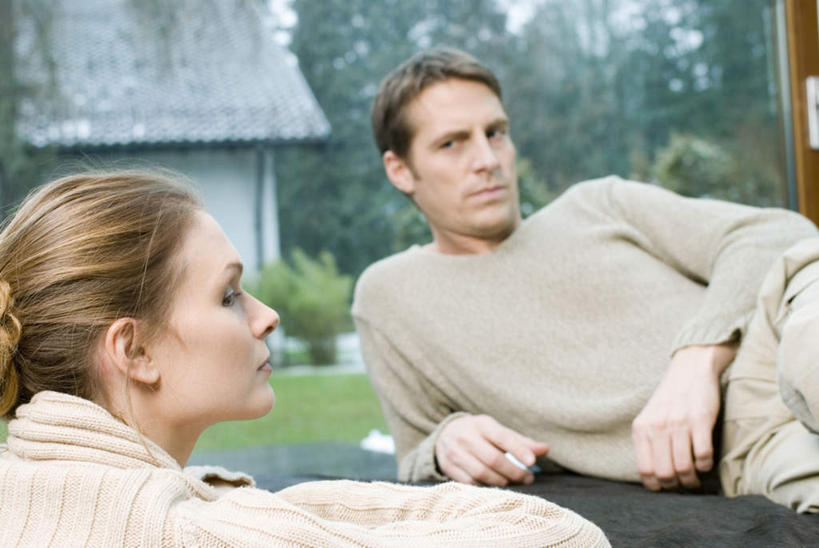 西方人,中年人,背部,两个人,家庭,夫妻,家,客厅,木屋,横图,室内,白天,正面,爱情,草地,草坪,植物,窗户,沙发,欧洲,欧洲人,服装,生气,浪漫,注视,休闲装,玻璃窗,住宅,草,树,树木,衣服,绿色,自然,观察,看,趴着,休闲,温暖,温馨,一家人,休闲服,恩爱,愤怒,恋人,服饰,生长,成长,观看,恼怒,和睦,察看,起居室,愤慨,怒气,气愤,发怒,关注,怒火,情绪,脾气,布艺沙发,忿怒,怨恨,强烈,客堂,气忿,愤恨,肝火,激动,男人,男性,女人,女性,中年男性,中年女性,白种人,夫妇,情侣,趴,半身,彩图,茅舍,茅屋,棚屋,小木屋,小屋,伴侣,融洽