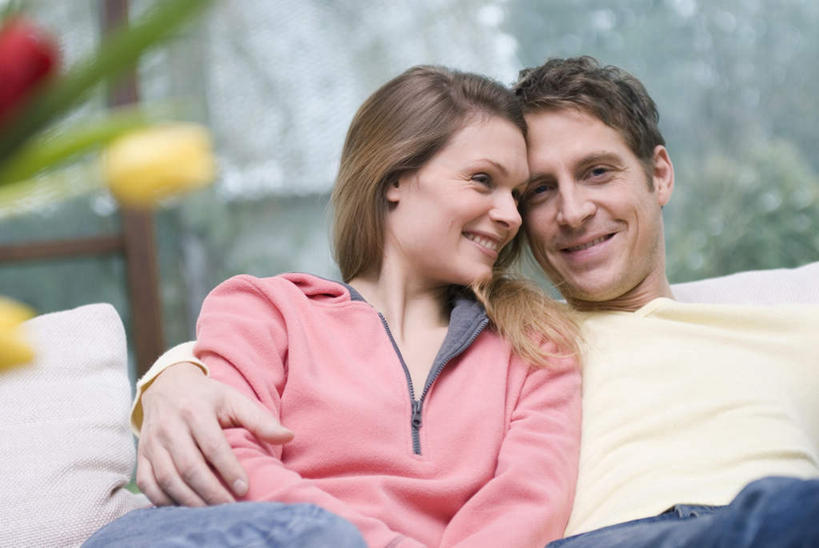 西方人,中年人,两个人,家庭,夫妻,客厅,坐,抱,笑,微笑,露齿笑,横图,室内,白天,正面,爱情,智慧,窗户,沙发,郁金香,欧洲,欧洲人,服装,艺术,盛开,浪漫,祝福,花蕾,注视,休闲装,文化,玻璃窗,花,花瓣,花朵,鲜花,衣服,插花,花苞,花蕊,观察,看,休闲,温暖,温馨,一家人,休闲服,恩爱,恋人,服饰,抱着,观看,插花艺术,和睦,察看,创造,起居室,表白,搂着,关注,创作,荣誉,想象,布艺沙发,永恒,客堂,男人,男性,女人,女性,中年男性,中年女性,白种人,夫妇,情侣,郁香,洋荷花,草麝香,怀抱,搂,搂抱,相抱,拥抱,坐着,半身,彩图,伴侣,融洽