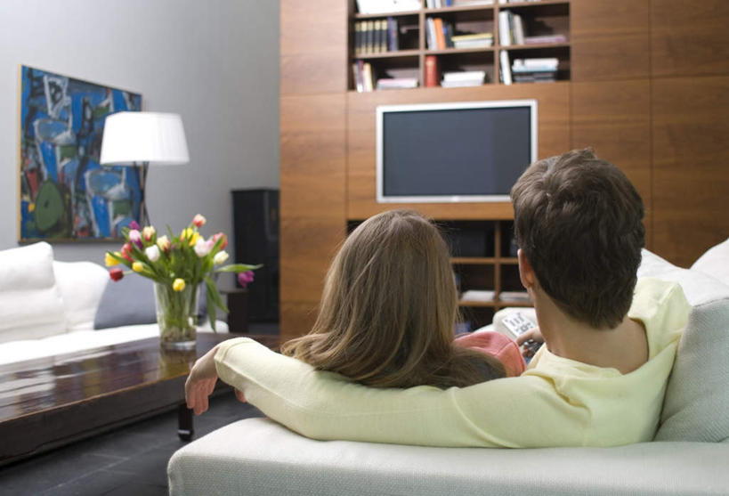 西方人,中年人,两个人,家庭,夫妻,客厅,躺,横图,室内,白天,爱情,智慧,沙发,桌子,郁金香,电视,照明,欧洲,欧洲人,服装,艺术,盛开,木制,灯光,浪漫,祝福,花蕾,茶几,注视,休闲装,文化,灯,花,花瓣,花朵,鲜花,背面,衣服,插花,木制品,灯具,落地灯,花苞,花蕊,观察,看,休闲,温暖,温馨,一家人,休闲服,恩爱,恋人,服饰,观看,插花艺术,照亮,和睦,察看,创造,起居室,表白,照明设备,关注,彩电,创作,荣誉,想象,布艺沙发,永恒,彩色电视机,显像管屏,显像管屏幕,客堂,卧着,男人,男性,女人,女性,中年男性,中年女性,白种人,夫妇,情侣,电视机,郁香,洋荷花,草麝香,躺着,卧,彩图,全身,伴侣,融洽