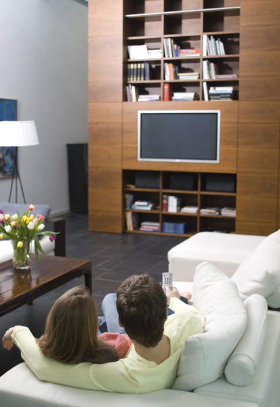 西方人,中年人,两个人,家庭,夫妻,客厅,躺,竖图,室内,白天,爱情,智慧,沙发,桌子,郁金香,电视,照明,欧洲,欧洲人,服装,艺术,盛开,木制,灯光,浪漫,祝福,花蕾,茶几,注视,休闲装,文化,灯,花,花瓣,花朵,鲜花,背面,衣服,插花,木制品,灯具,落地灯,花苞,花蕊,观察,看,休闲,温暖,温馨,一家人,休闲服,恩爱,恋人,服饰,观看,插花艺术,照亮,和睦,察看,创造,起居室,表白,照明设备,关注,彩电,创作,荣誉,想象,布艺沙发,永恒,彩色电视机,显像管屏,显像管屏幕,客堂,卧着,男人,男性,女人,女性,中年男性,中年女性,白种人,夫妇,情侣,电视机,郁香,洋荷花,草麝香,躺着,卧,彩图,全身,伴侣,融洽